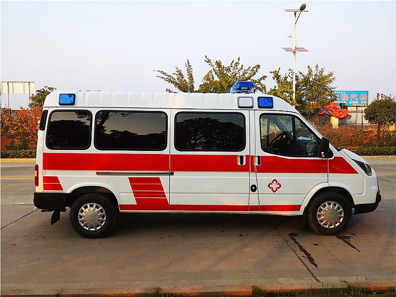 江鈴特順長(zhǎng)軸中頂柴油版救護(hù)車(chē)